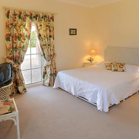 Villa Sleeps 6 Corotelo