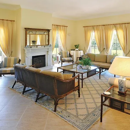 Villa Sleeps 6 *